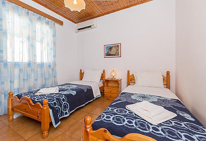 Twin bedroom with A/C . - Dolphin Villa 2 . (Galleria fotografica) }}