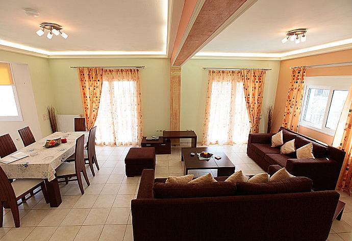 Open plan living/dining area with WiFi,  TV and DVD player . - Villa Leana . (Fotogalerie) }}