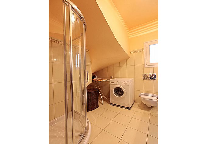 Bathroom with shower . - Villa Leana . (Fotogalerie) }}