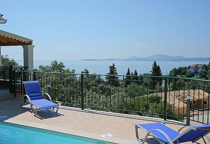 Private pool with terrace area . - Villa Leana . (Fotogalerie) }}