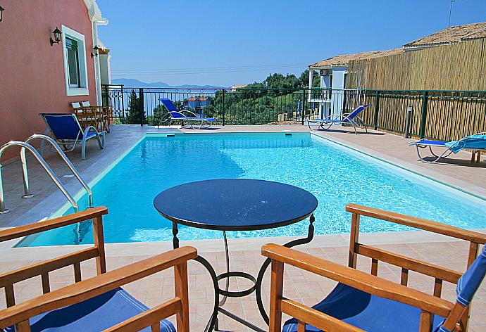 Private pool with terrace area . - Villa Leana . (Fotogalerie) }}