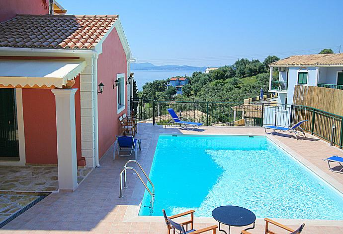 Private pool with terrace area . - Villa Leana . (Fotogalerie) }}