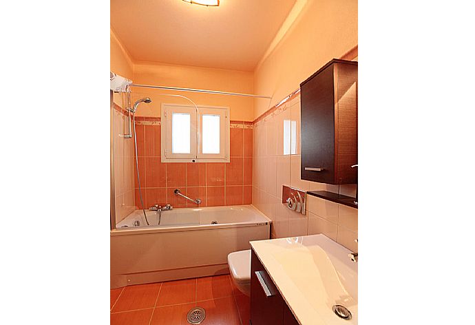 Bathroom with bath and overhead shower . - Villa Leana . (Fotogalerie) }}