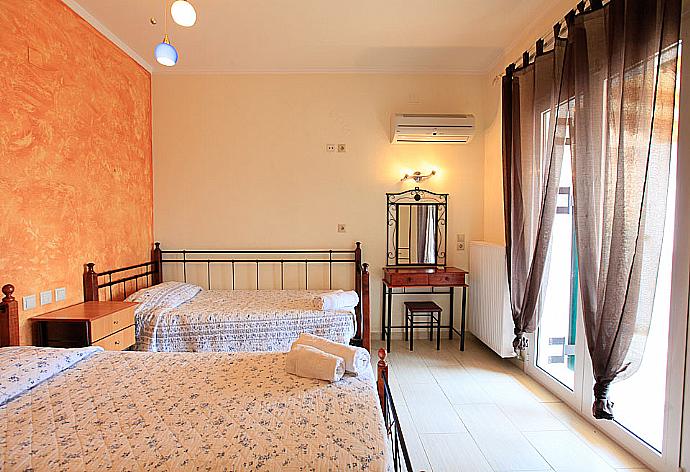 Twin bedroom with A/C . - Villa Leana . (Fotogalerie) }}