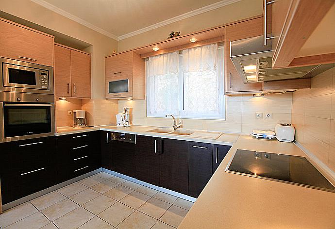 Equipped modern kitchen . - Villa Leana . (Fotogalerie) }}