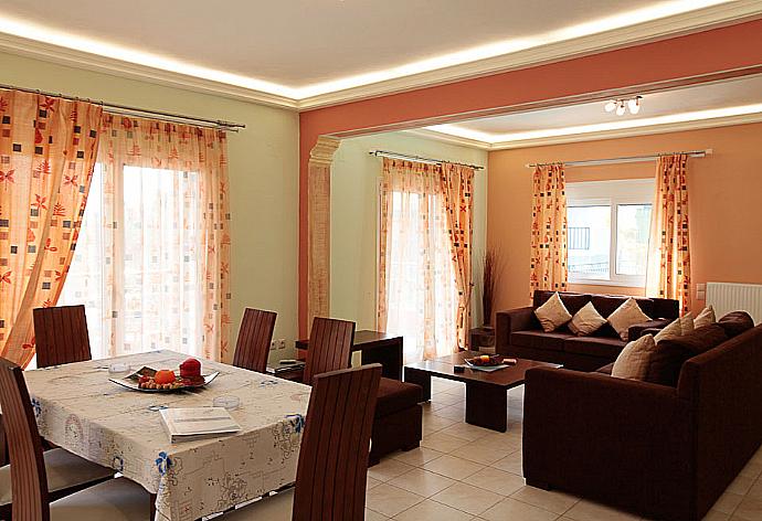 Open plan living/dining area with WiFi,  TV and DVD player . - Villa Leana . (Fotogalerie) }}
