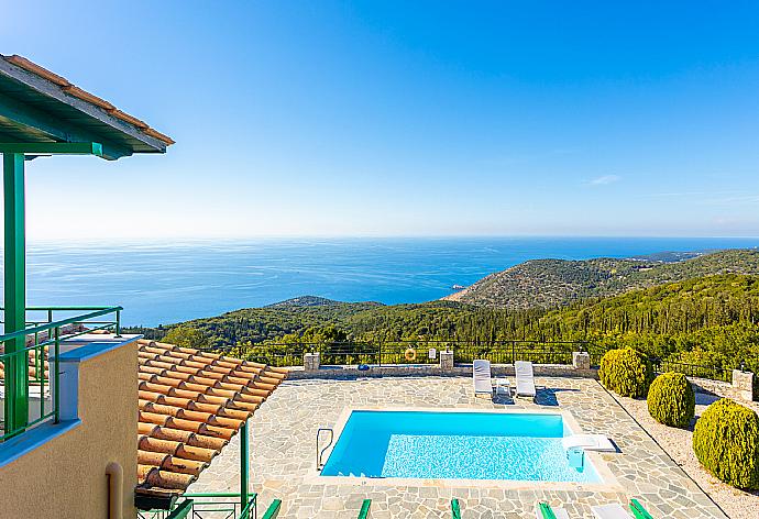 View from upper terrace . - Villa Valio . (Fotogalerie) }}