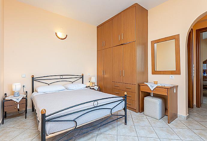 Double bedroom with en suite bathroom, A/C, sea views, and terrace access . - Villa Valio . (Галерея фотографий) }}