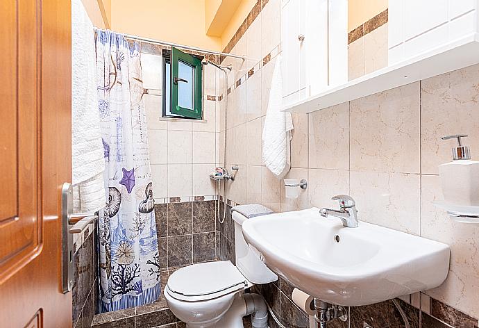 En suite bathroom with shower . - Villa Valio . (Photo Gallery) }}