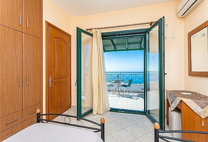 Twin bedroom with en suite bathroom, A/C, sea views, and upper terrace access . - Villa Valio . (Galleria fotografica) }}