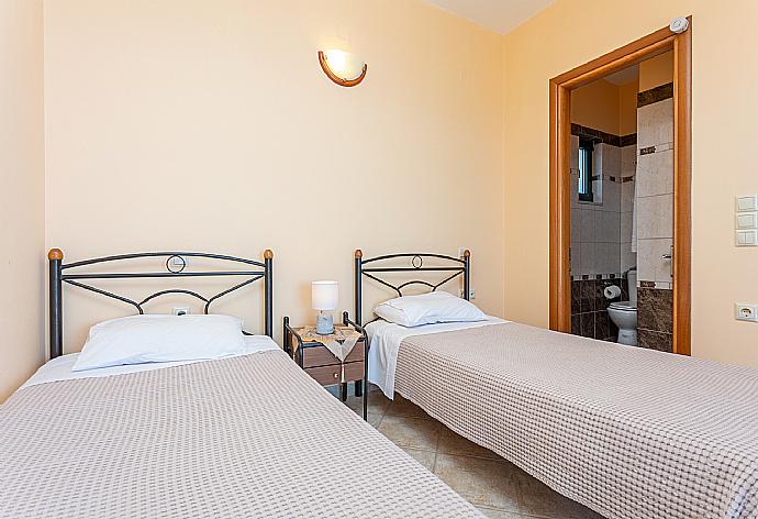 Twin bedroom with en suite bathroom, A/C, sea views, and upper terrace access . - Villa Valio . (Galerie de photos) }}