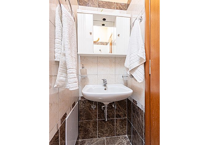 En suite bathroom with shower . - Villa Valio . (Galleria fotografica) }}