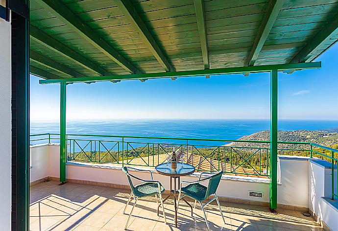 Upper terrace area with panoramic sea views . - Villa Valio . (Fotogalerie) }}