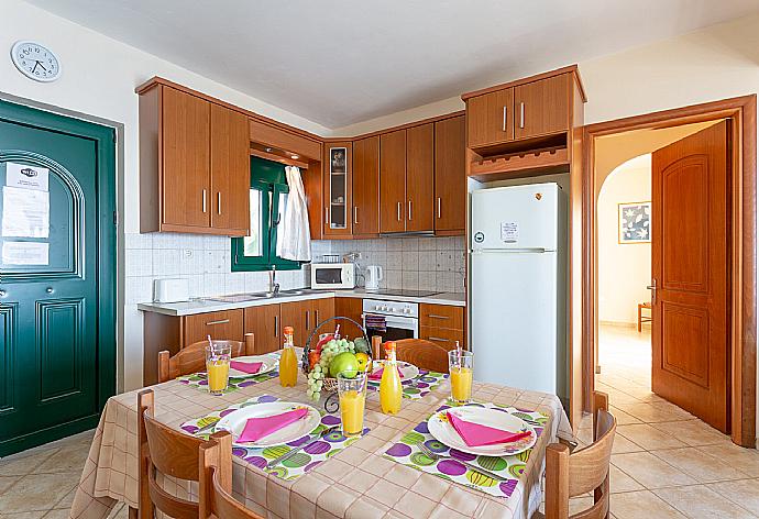 Dining area and equipped kitchen . - Villa Vera . (Fotogalerie) }}