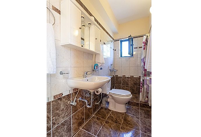 En suite bathroom with shower . - Villa Vera . (Galleria fotografica) }}