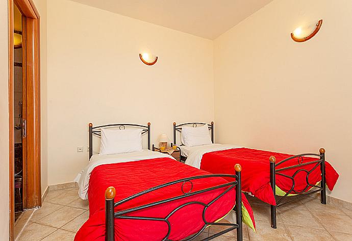 Twin bedroom on first floor with en suite bathroom, A/C, and balcony access . - Villa Vera . (Галерея фотографий) }}