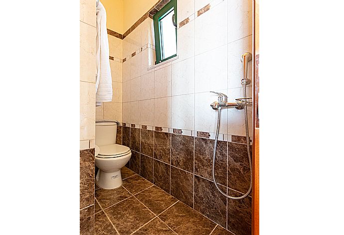 En suite bathroom with shower . - Villa Vera . (Fotogalerie) }}