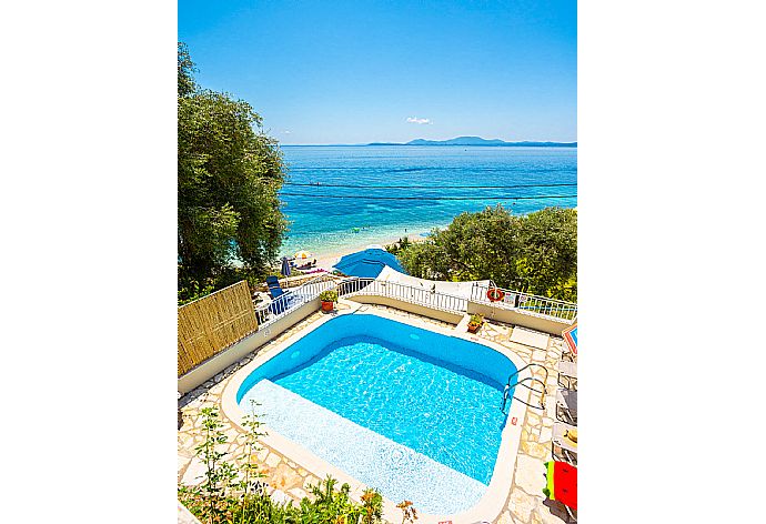 Private pool and terrace with sea views . - Villa Thalassa . (Galería de imágenes) }}