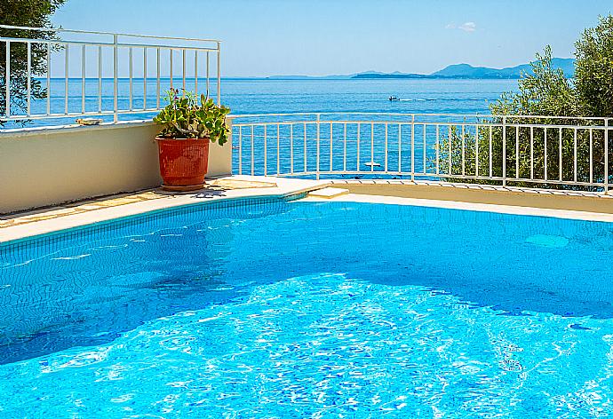 Private pool and terrace with sea views . - Villa Thalassa . (Galería de imágenes) }}