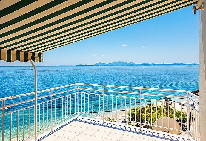 Upper terrace area with sea views . - Villa Thalassa . (Galerie de photos) }}