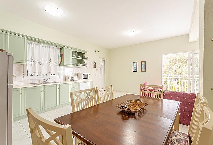 Equipped kitchen . - Villa Thalassa . (Fotogalerie) }}