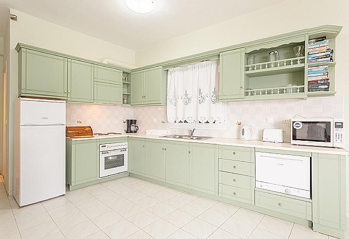 Equipped kitchen . - Villa Thalassa . (Fotogalerie) }}