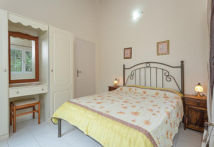 Double bedroom with A/C and terrace access with sea views . - Villa Thalassa . (Photo Gallery) }}