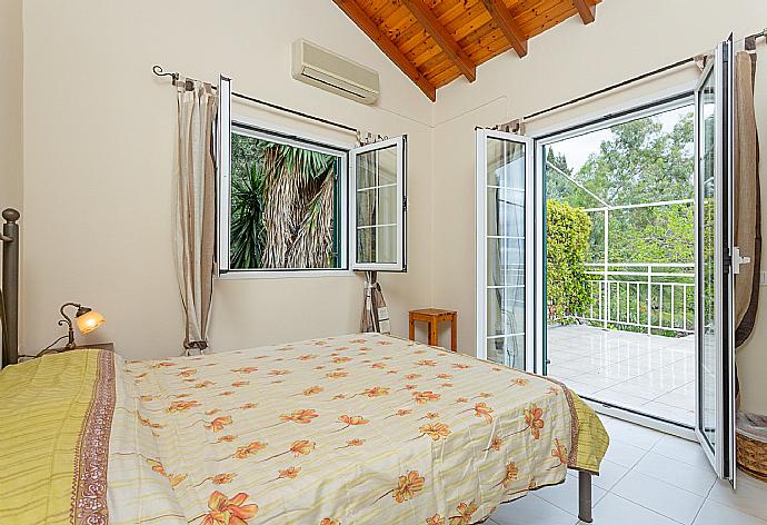 Double bedroom with A/C and terrace access with sea views . - Villa Thalassa . (Photo Gallery) }}