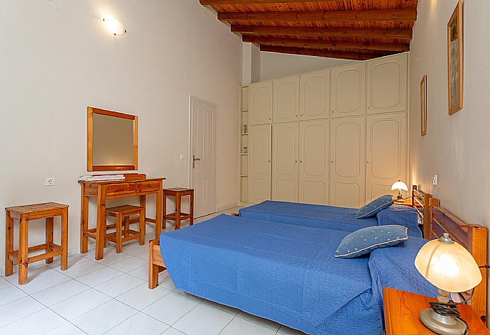 Twin bedroom with A/C . - Villa Thalassa . (Photo Gallery) }}