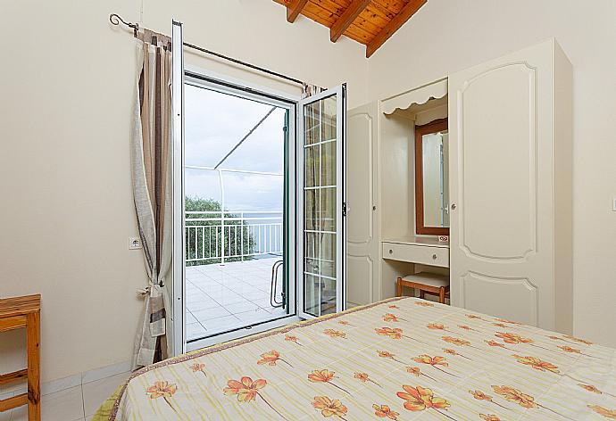 Double bedroom with A/C and terrace access with sea views . - Villa Thalassa . (Photo Gallery) }}