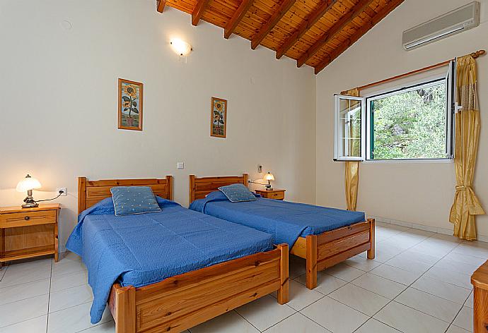 Twin bedroom with A/C . - Villa Thalassa . (Galería de imágenes) }}