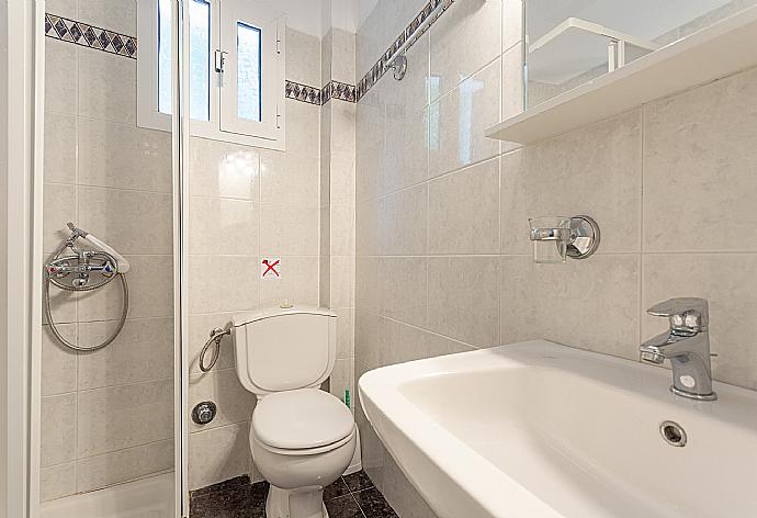 Bathroom with shower . - Villa Thalassa . (Photo Gallery) }}