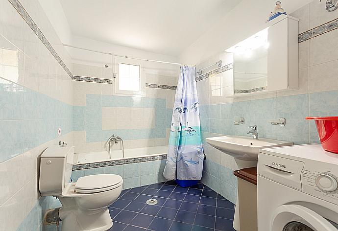 Bathroom with bath and shower . - Villa Thalassa . (Photo Gallery) }}