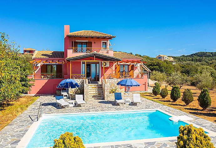 Beautiful villa with private pool, terrace, and garden with panoramic sea views . - Villa Aetos . (Galería de imágenes) }}