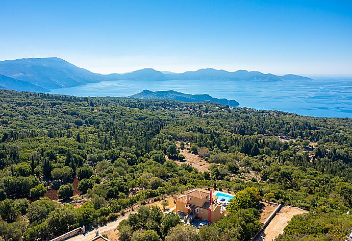 Aerial view of Villa Aetos . - Villa Aetos . (Galerie de photos) }}