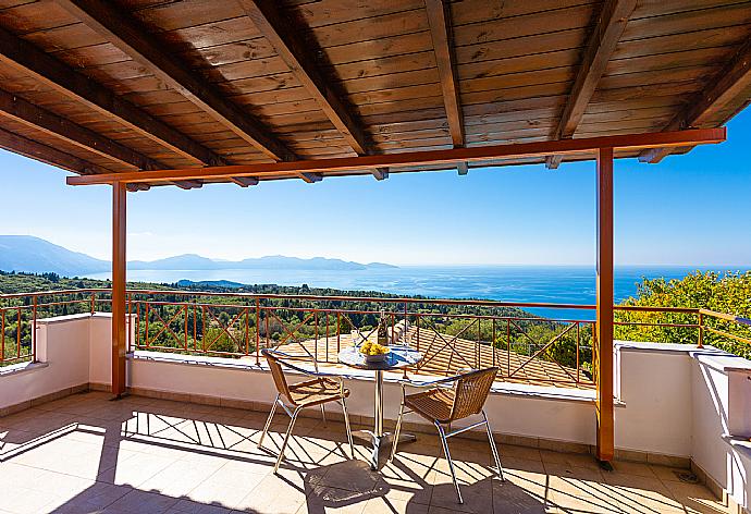 Upper sheltered terrace area . - Villa Aetos . (Galleria fotografica) }}