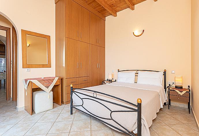 Double bedroom with en suite bathroom, A/C, sea views, and terrace access . - Villa Aetos . (Galerie de photos) }}