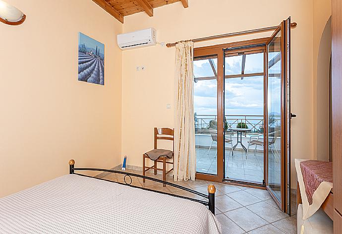 Double bedroom with en suite bathroom, A/C, sea views, and terrace access . - Villa Aetos . (Galleria fotografica) }}