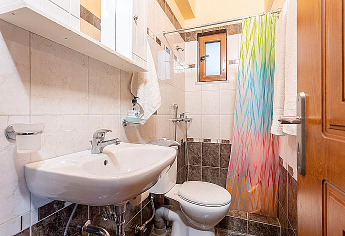 En suite bathroom with shower . - Villa Aetos . (Galería de imágenes) }}