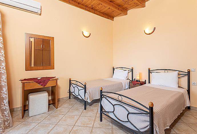 Twin bedroom with en suite bathroom, A/C, sea views, and upper terrace access . - Villa Aetos . (Galerie de photos) }}
