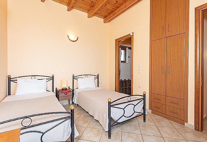 Twin bedroom with en suite bathroom, A/C, sea views, and upper terrace access . - Villa Aetos . (Galleria fotografica) }}