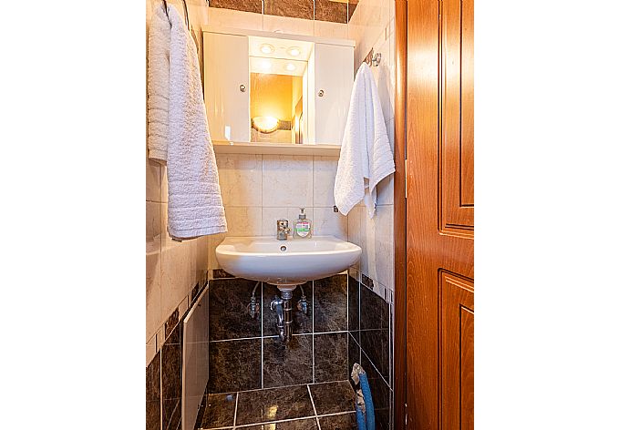 En suite bathroom with shower . - Villa Aetos . (Galería de imágenes) }}