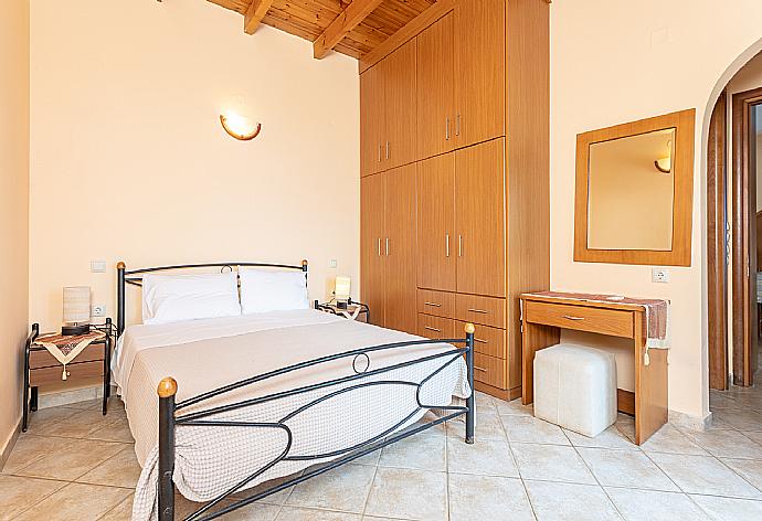 Double bedroom with en suite bathroom, A/C, sea views, and terrace access . - Villa Aetos . (Photo Gallery) }}