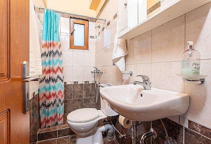 En suite bathroom with shower . - Villa Aetos . (Galerie de photos) }}