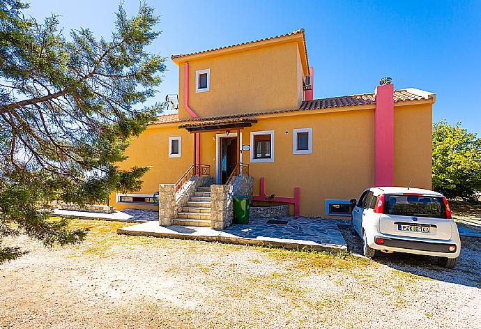 Parking area . - Villa Aetos . (Галерея фотографий) }}