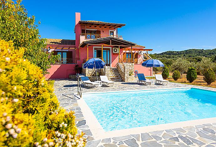 Beautiful villa with private pool, terrace, and garden with panoramic sea views . - Villa Aetos . (Galería de imágenes) }}