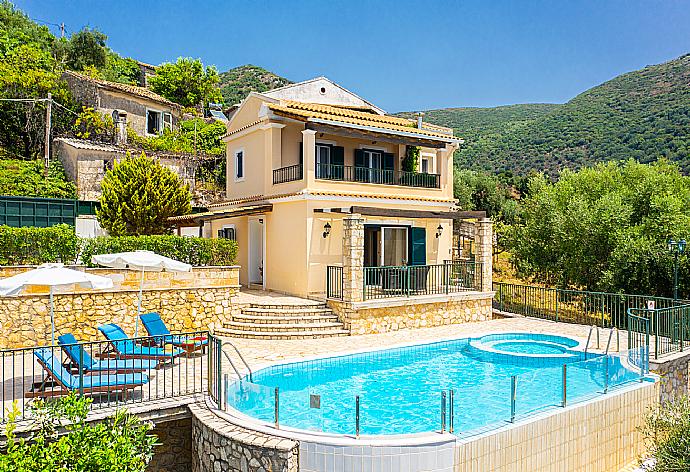 ,Beautiful villa with private infinity pool and terrace with panoramic sea views . - Villa Magda . (Photo Gallery) }}