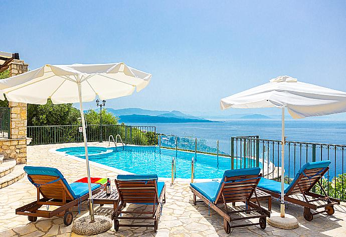 Private infinity pool and terrace with panoramic sea views . - Villa Magda . (Galerie de photos) }}