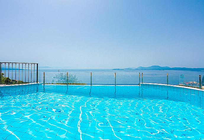 Private infinity pool and terrace with panoramic sea views . - Villa Magda . (Galería de imágenes) }}