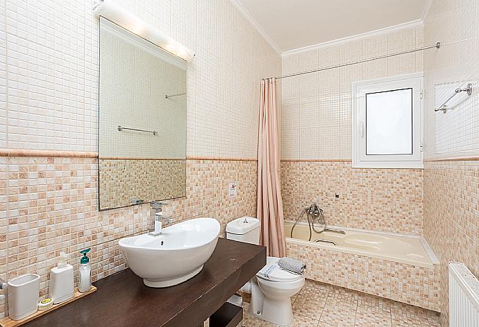 Family bathroom with bath and shower . - Villa Magda . (Galerie de photos) }}